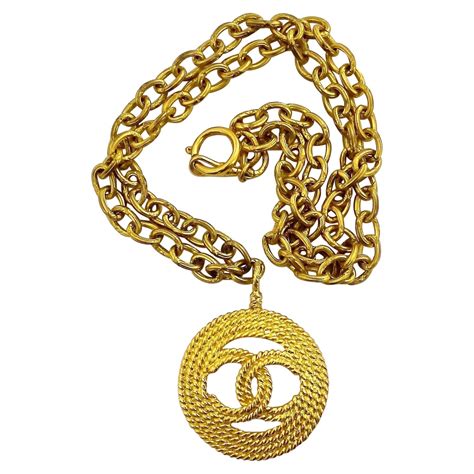 chanel logo necklace vintage